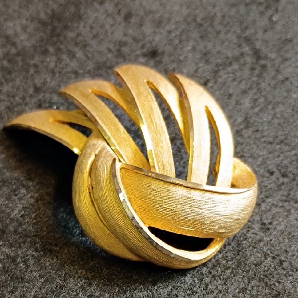 Elegant Textured Gold Tone Metal Swirling Leaves Brooch Marked BSK